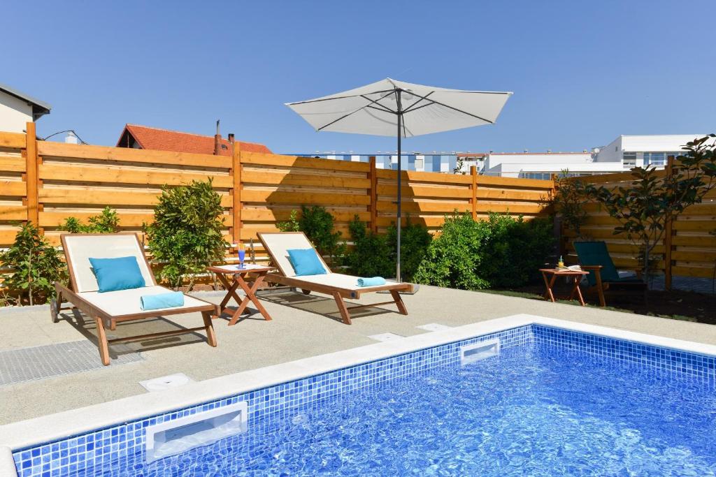 Bazén v ubytovaní Villa Šima- luxury apartment with private pool alebo v jeho blízkosti