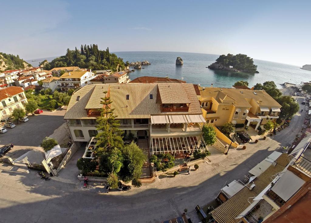 - une vue aérienne sur une ville à côté de l'océan dans l'établissement Hotel Maistrali, à Parga