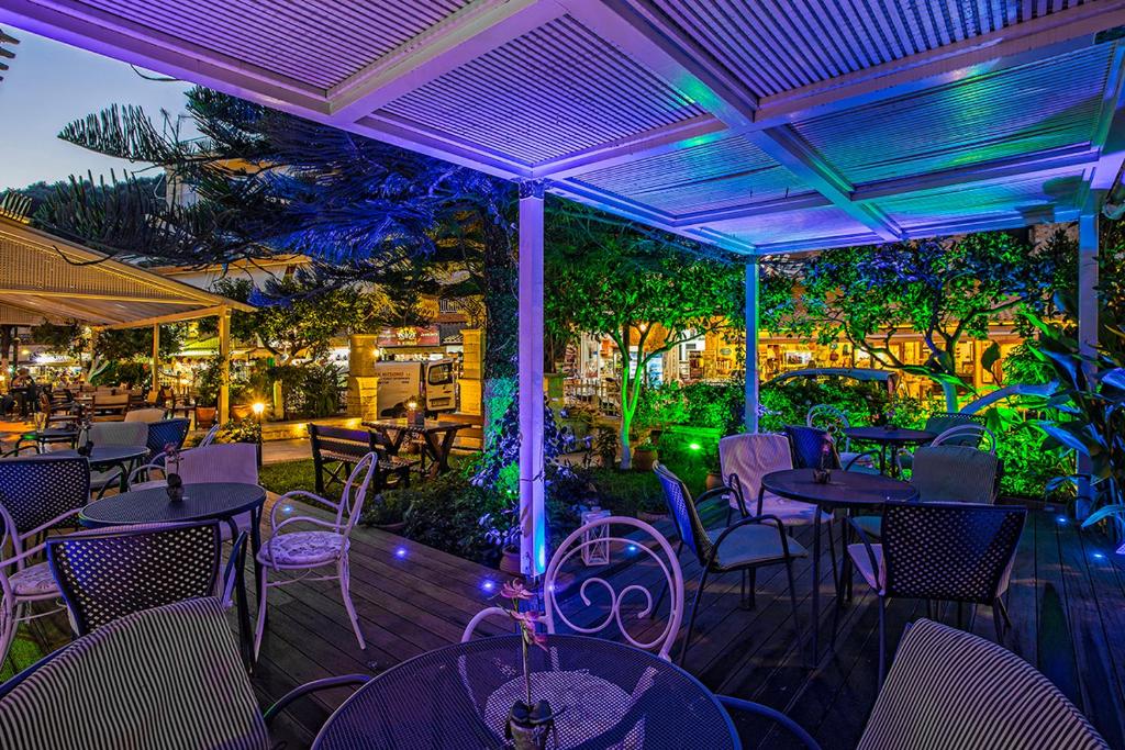 Reštaurácia alebo iné gastronomické zariadenie v ubytovaní Hotel Maistrali