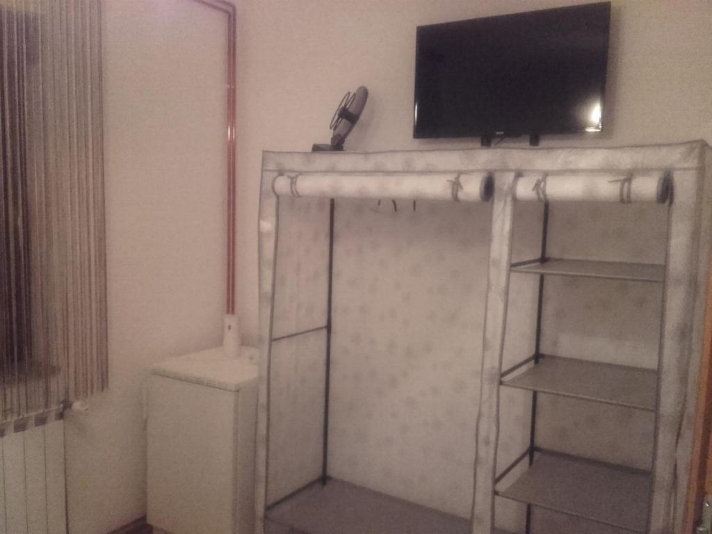 una habitación con una mesa y un televisor encima. en House Pribić, en Vrelo Koreničko
