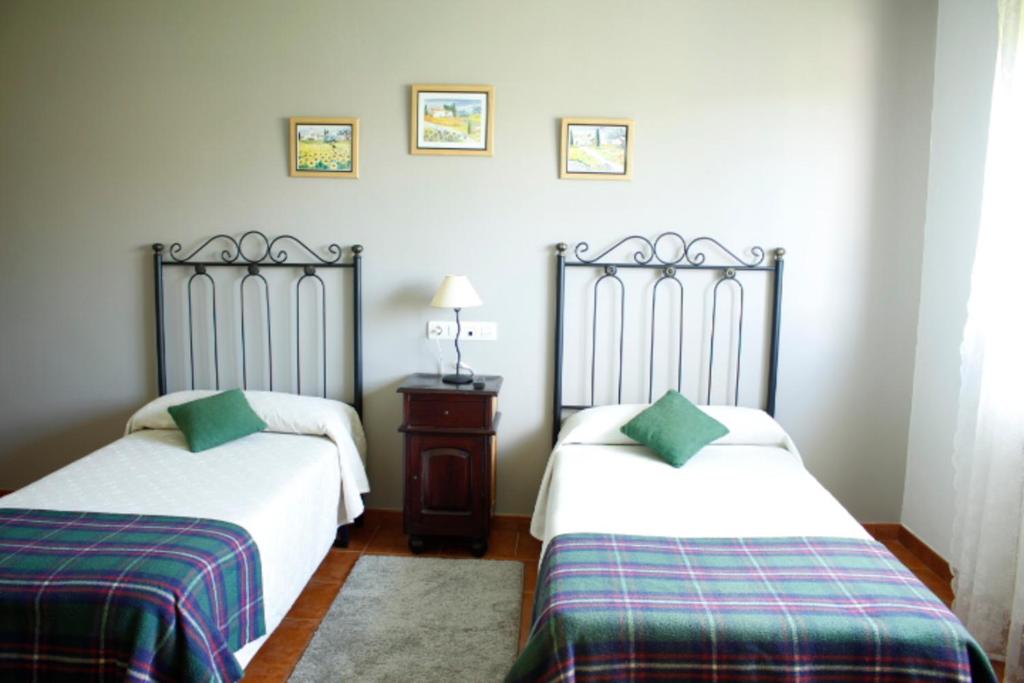 A bed or beds in a room at Pensión Mosende