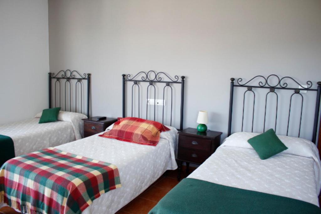 A bed or beds in a room at Pensión Mosende