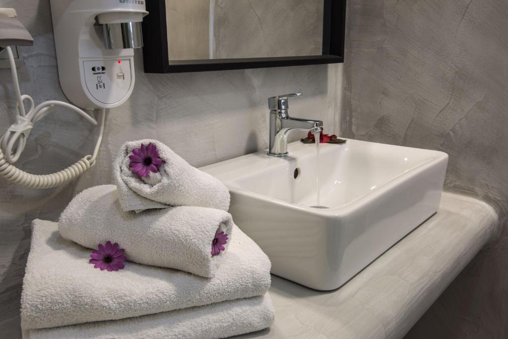 Koupelna v ubytování Gianna Suites