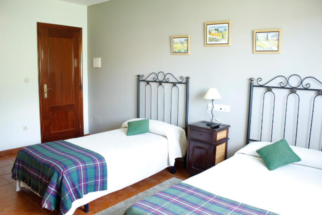 A bed or beds in a room at Pensión Mosende