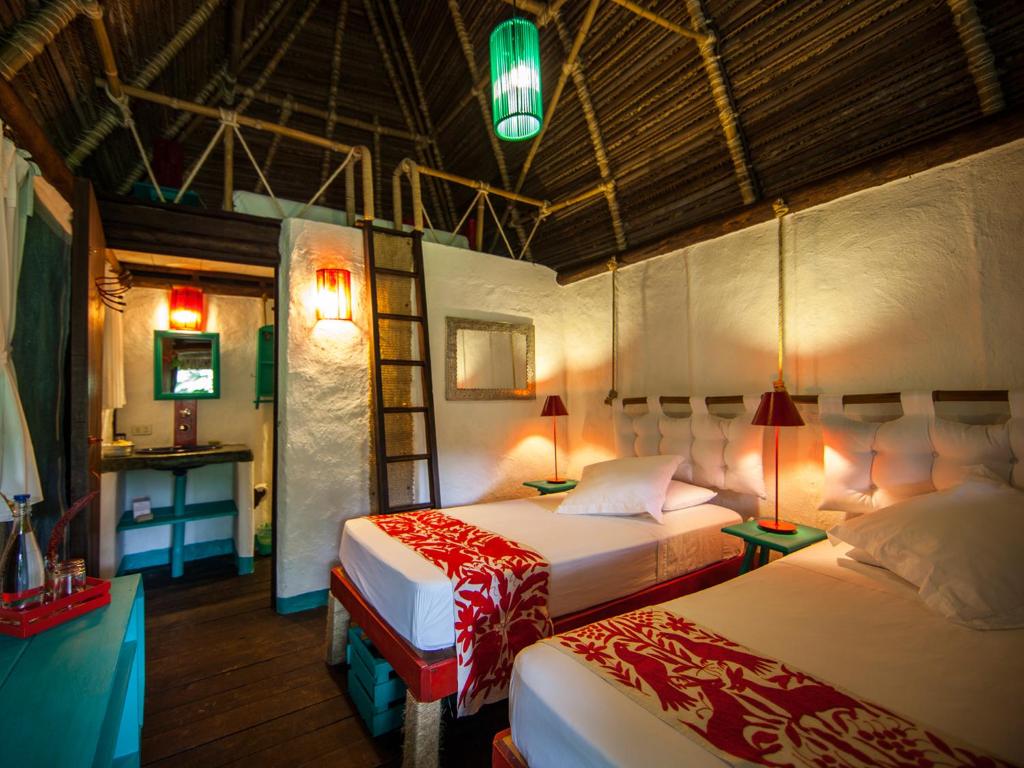 a room with two beds in a room with lights at Picocanoa Rodavento in Jalcomulco
