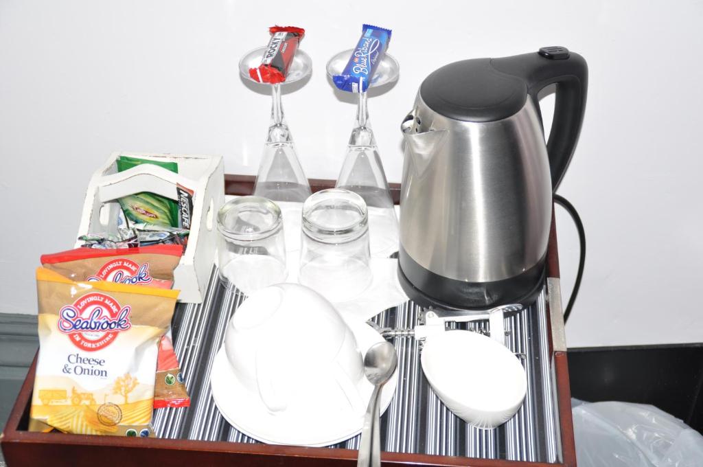 Příslušenství pro přípravu čaje a kávy v ubytování The Bank Guest House