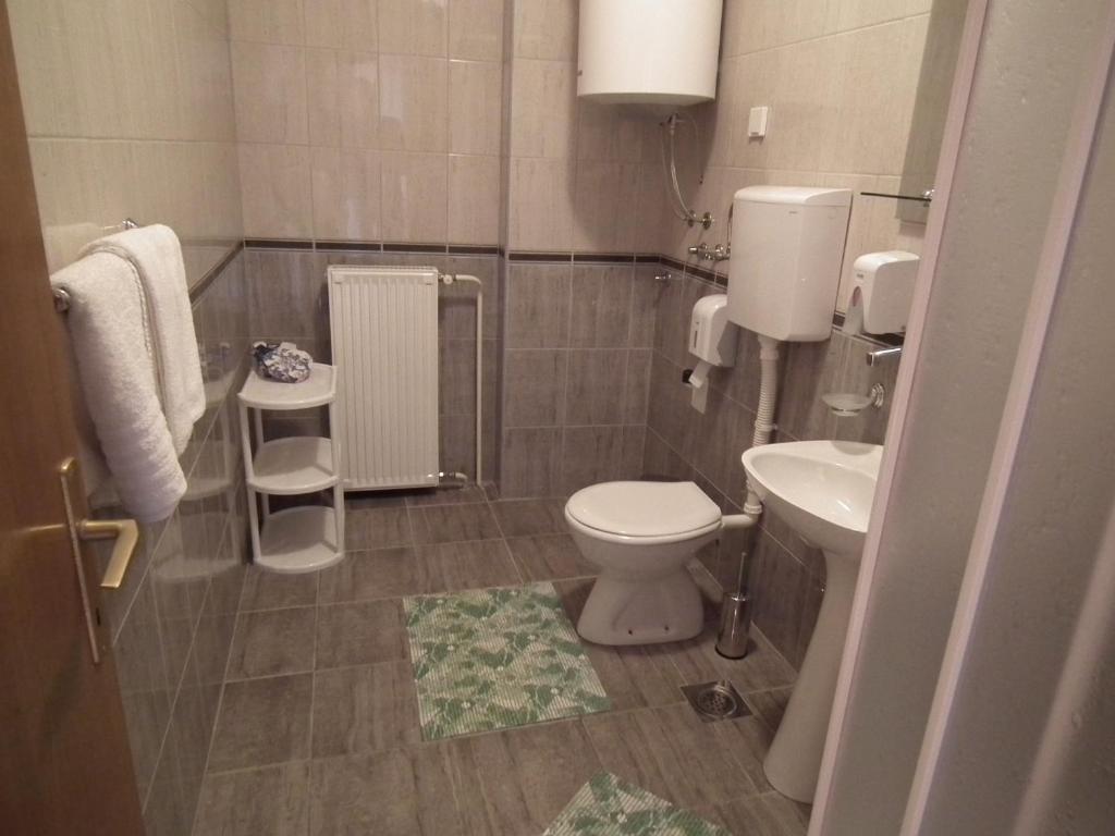 Koupelna v ubytování Naša Tvrđava Guest Accommodation