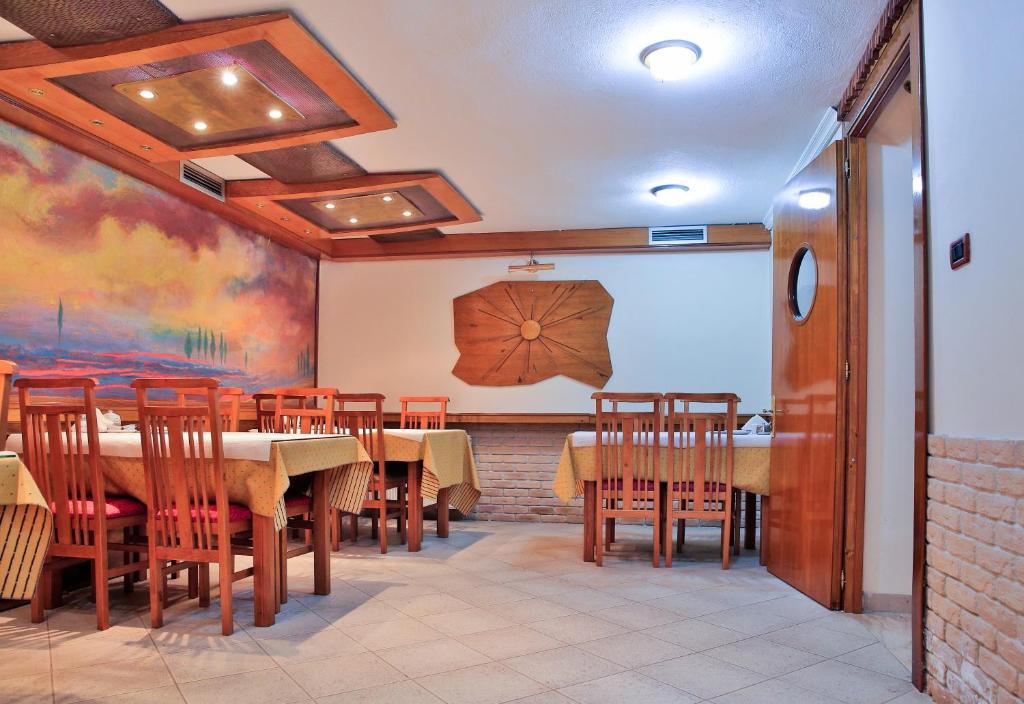 Gold Hotel - Image 4
