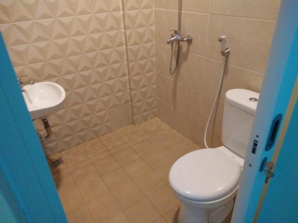 Koupelna v ubytování RedDoorz Near Gajah Mada Street Semarang