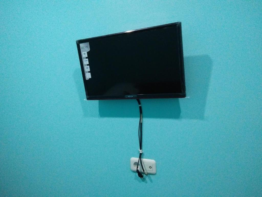 TV a/nebo společenská místnost v ubytování RedDoorz Near Gajah Mada Street Semarang