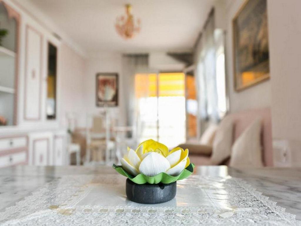 un vase de fleurs sur une table dans le salon dans l'établissement Boite d'Amour, à Cannes