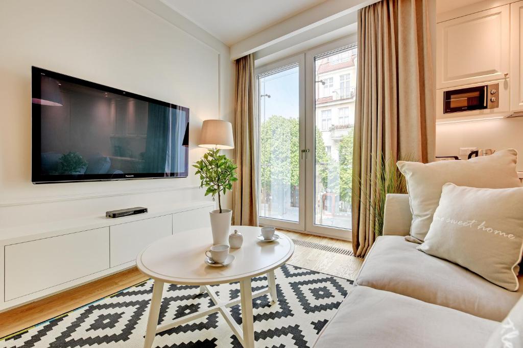 Televízia a/alebo spoločenská miestnosť v ubytovaní Grand Apartments Wave- Na Fali