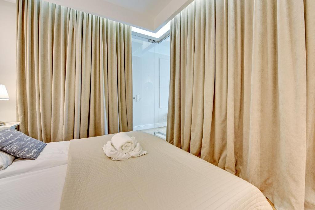 Posteľ alebo postele v izbe v ubytovaní Grand Apartments Wave- Na Fali