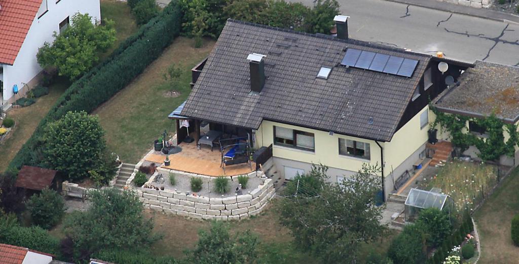 an overhead view of a house with a solar roof at Wirtsbauers-Ferienwohnung in Merklingen