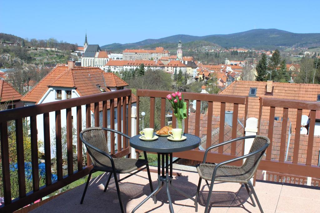 d'une table et de chaises sur un balcon avec vue. dans l'établissement Pokoj pro dva s výhledem, à Český Krumlov
