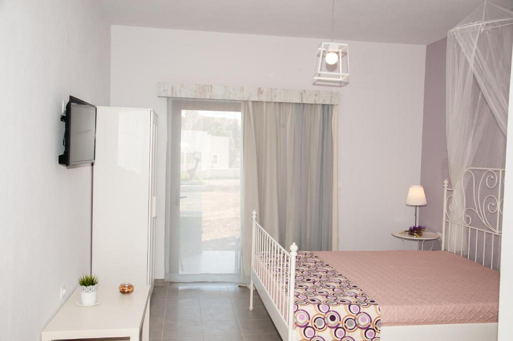 Łóżko lub łóżka w pokoju w obiekcie Efrilias Studios & Apartments