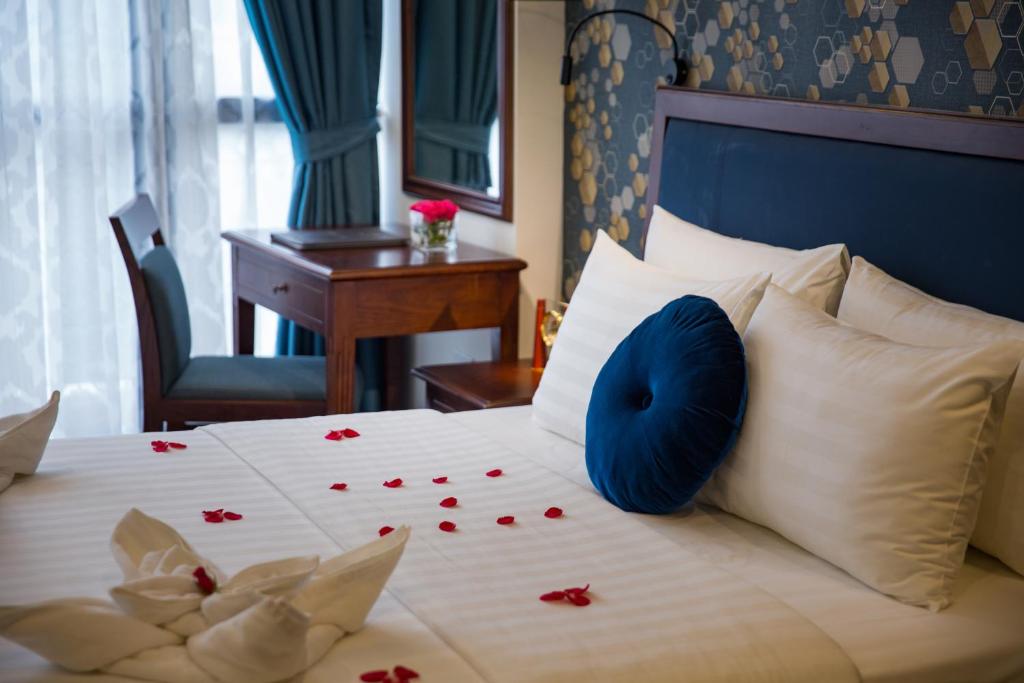 Postel nebo postele na pokoji v ubytování Holiday Emerald Hotel