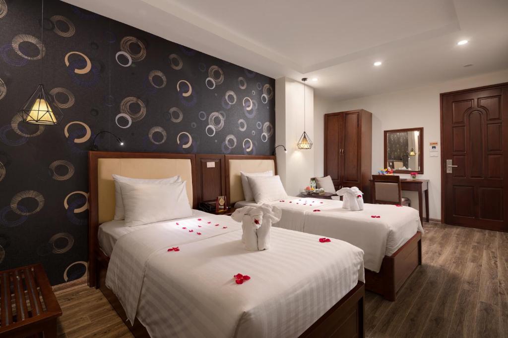Postel nebo postele na pokoji v ubytování Holiday Emerald Hotel
