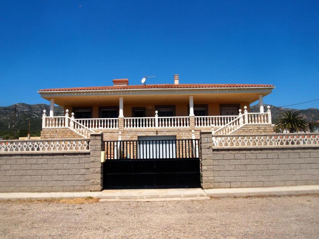 une grande maison avec une grande porte en face dans l'établissement Sant Carles de la Rapita, à Sant Carles de la Ràpita