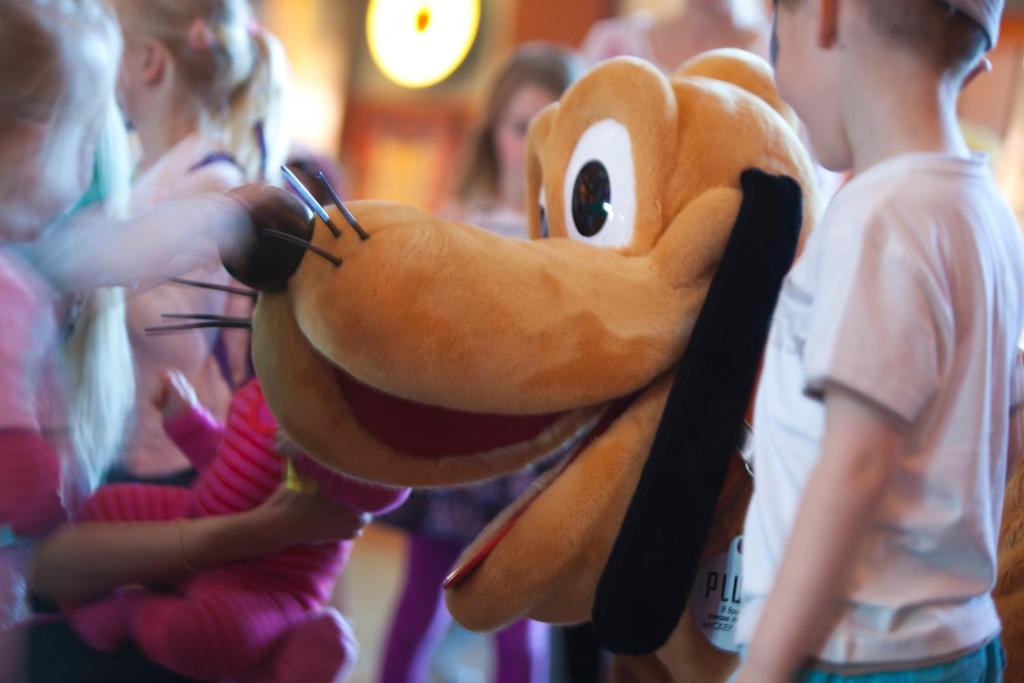 un acercamiento de un animal de peluche con niños en Disney Hotel Santa Fe, en Coupvray
