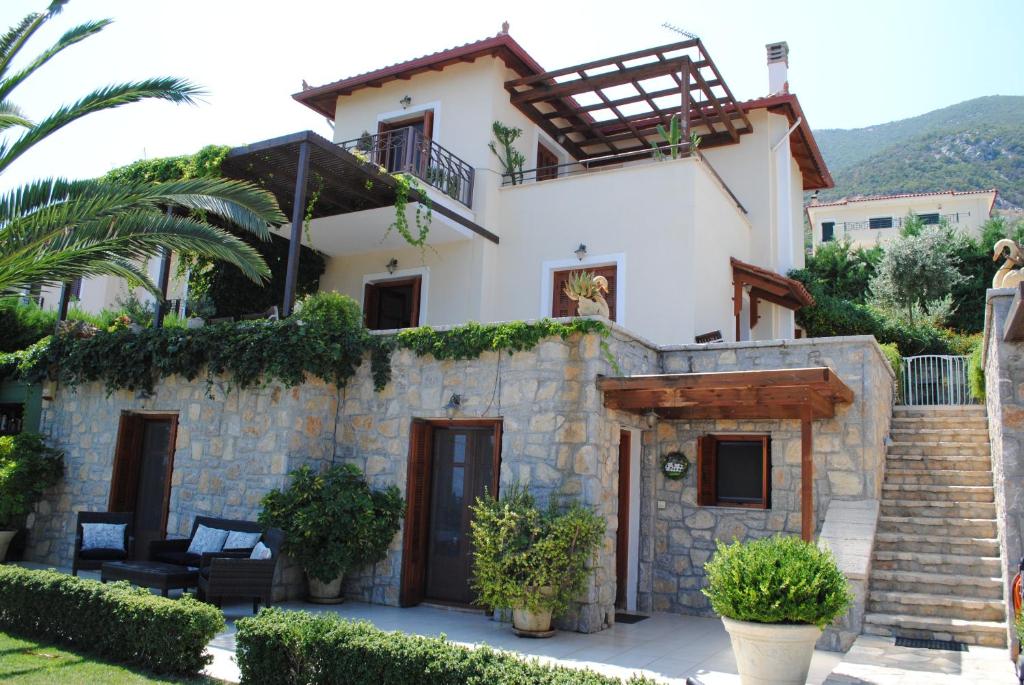 Cette villa offre une vue sur la maison. dans l'établissement Villa Thea, à Ancient Epidavros