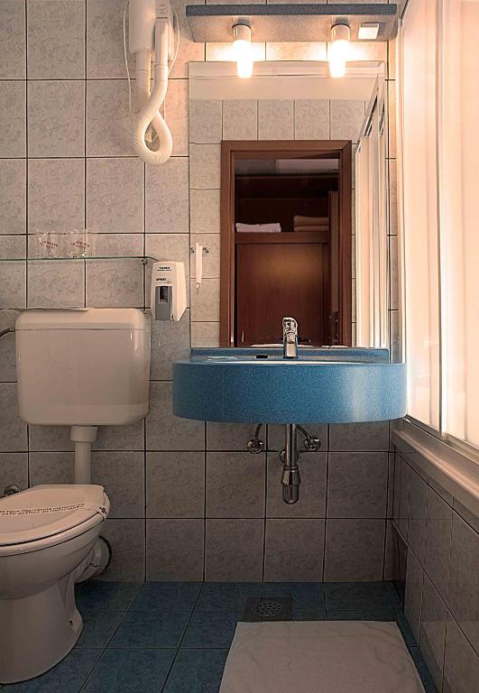 A bathroom at Hotel Pula