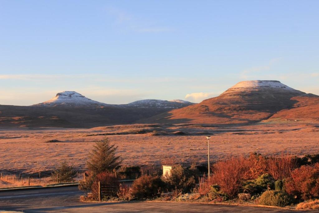 una vista de un campo con montañas en el fondo en Kilmuir Park, en Dunvegan