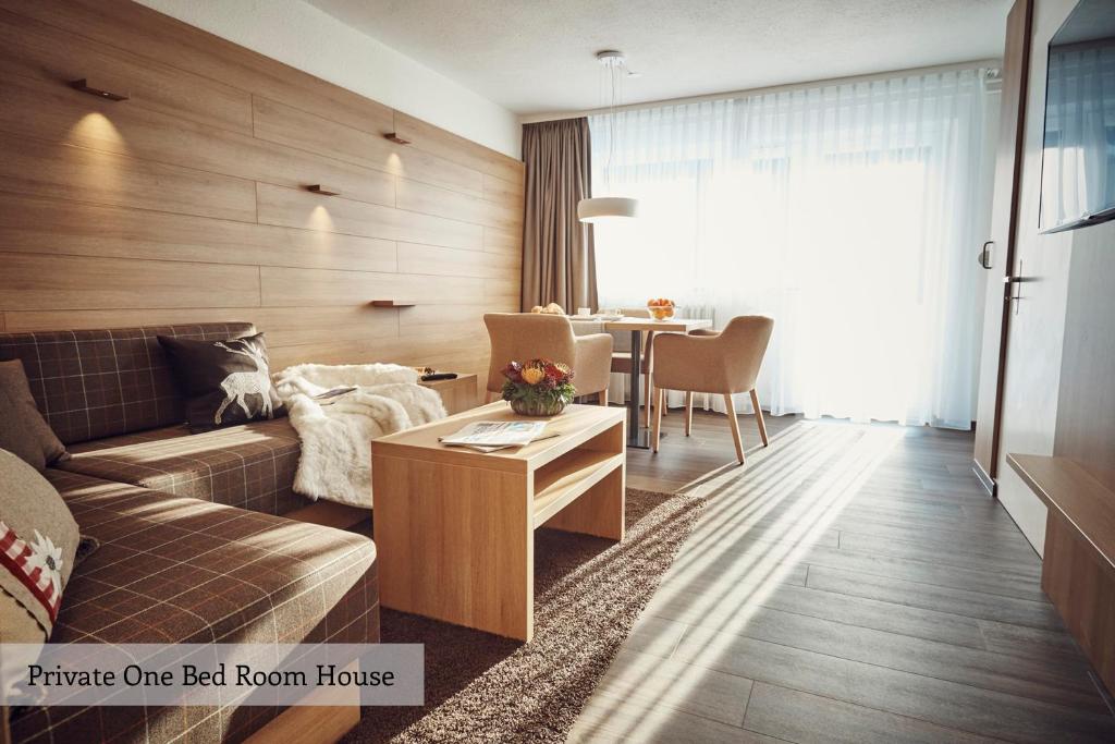 ein Wohnzimmer mit einem Sofa und einem Tisch in der Unterkunft Private Holiday Homes by Solaria in Davos