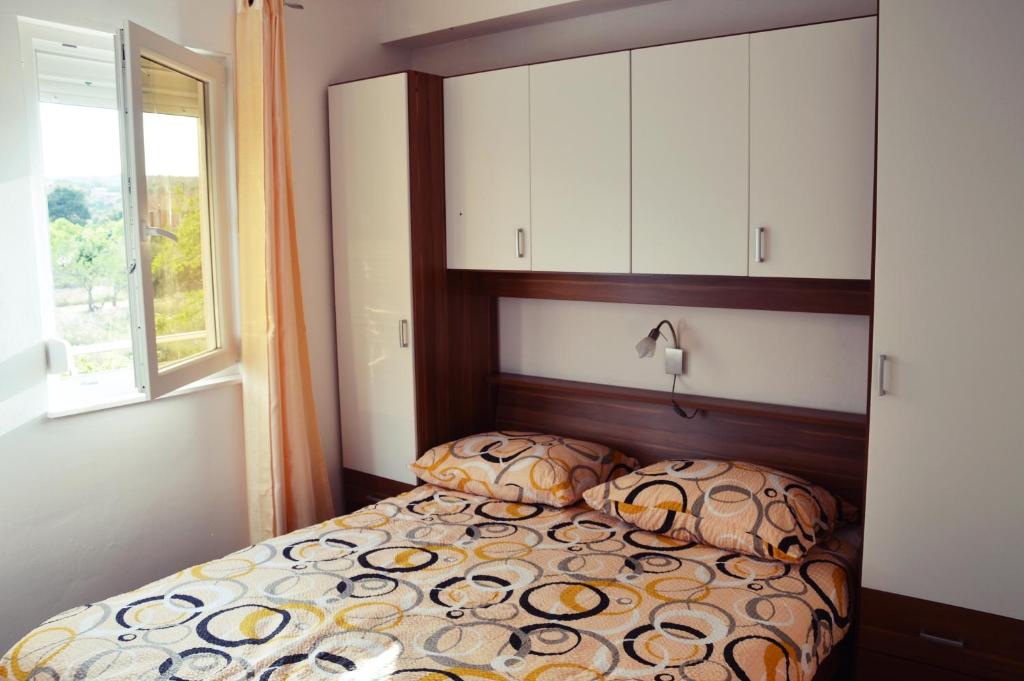 Un pat sau paturi într-o cameră la Apartments Maris