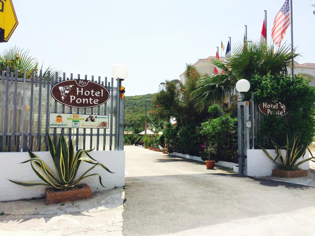 una señal del portal del hotel junto a una valla con plantas en Hotel Ponte, en Vieste