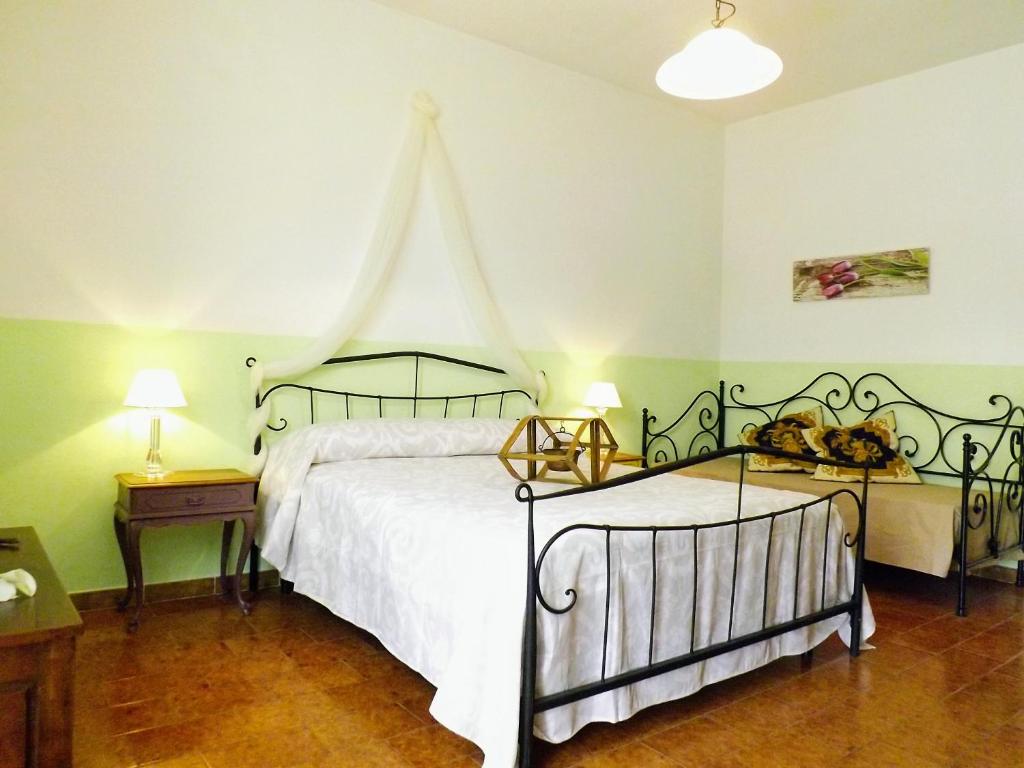 スヴェレートにあるAppartamento Borgoのベッドルーム1室(大型ベッド1台、ナイトスタンド2台付)