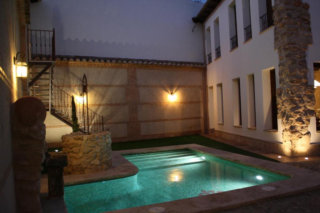 - une piscine au milieu d'un bâtiment dans l'établissement Casa Yedra, à Almagro