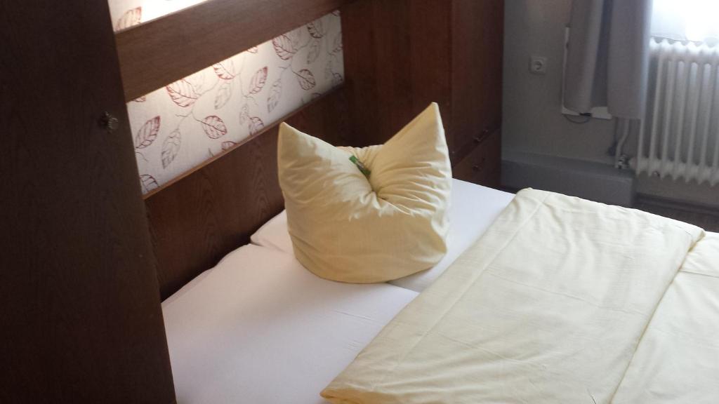 Postel nebo postele na pokoji v ubytování Hotel Krone Rüdesheim