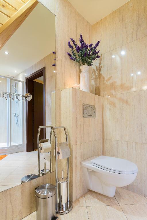 Kúpeľňa v ubytovaní Apartament Pomarańczowy z basenem i sauną