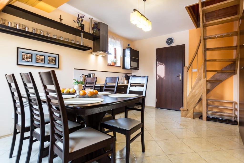 Kuchyňa alebo kuchynka v ubytovaní Apartament Pomarańczowy z basenem i sauną