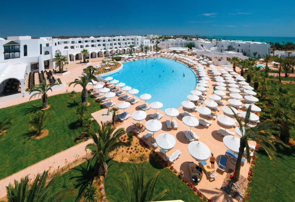 米多恩的住宿－Club Palm Azur Families and Couples，享有带游泳池和遮阳伞的度假村的空中景致
