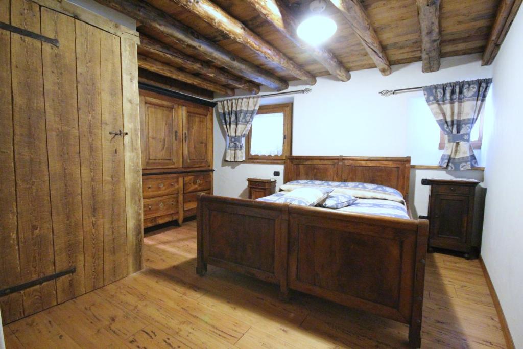 アオスタにあるVecchio Fienileのウッドフロアのベッドルーム1室(ベッド1台付)