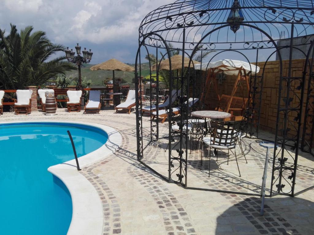 The swimming pool at or close to Agriturismo Reggia Saracena