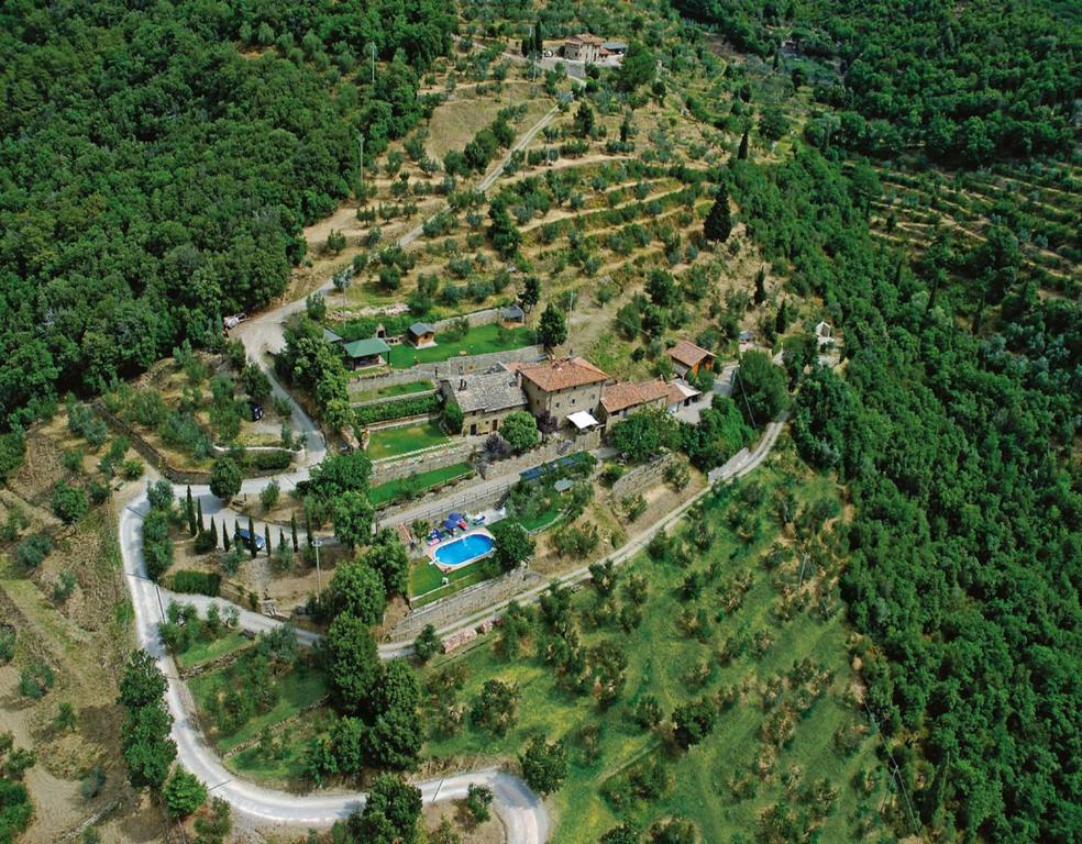 una vista aérea de una finca con una casa en Lauro, en Cortona