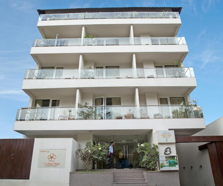 班加羅爾的住宿－寺樹酒店，旁边带阳台的建筑
