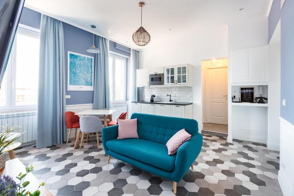 ローマにあるLata Luxury Penthouseのリビングルーム(青いソファ付)、キッチン