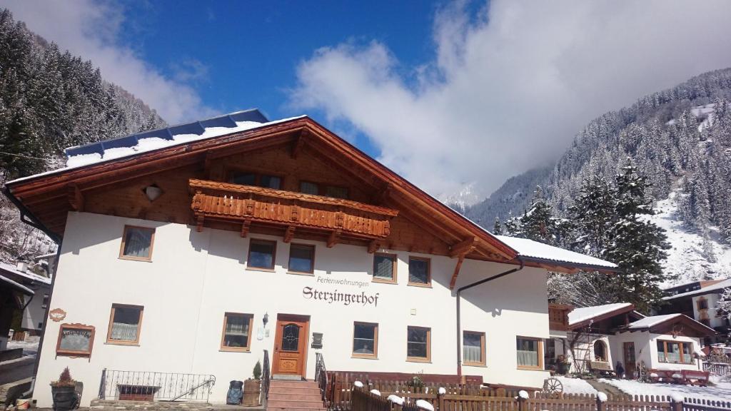 un gran edificio blanco con techo de madera en Sterzingerhof, en Neustift im Stubaital