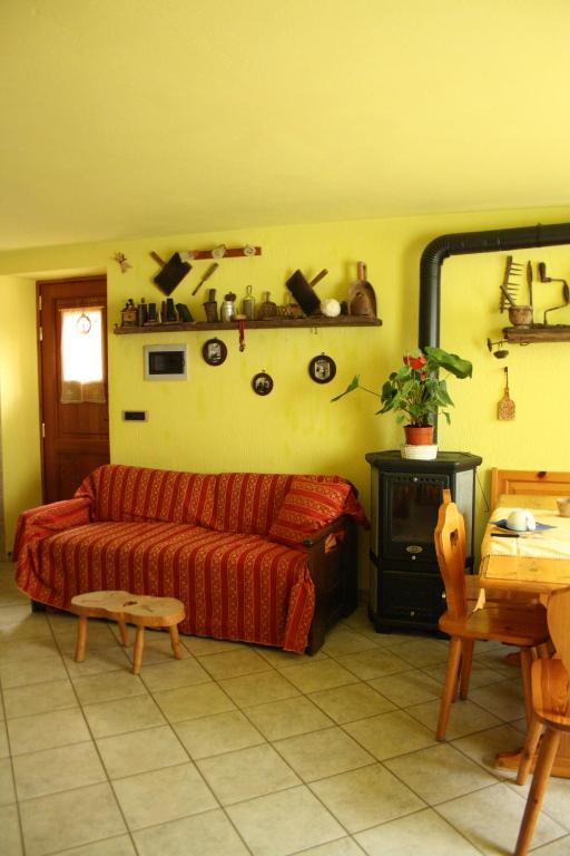 a living room with a couch and a mirror at B&B La Borma di Pombo in Pontboset