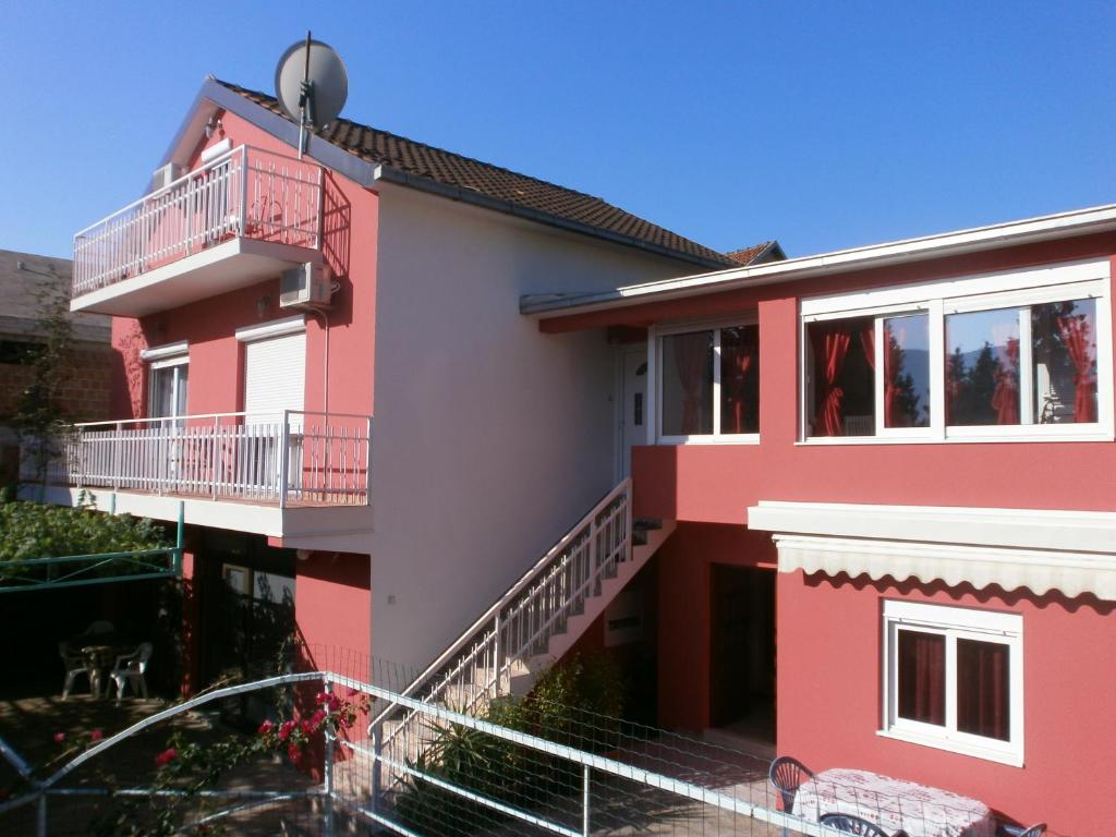 uma casa vermelha e branca com varandas em Studio Max em Bijela