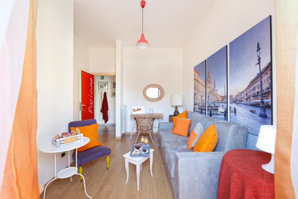 - un salon avec un canapé bleu et des oreillers orange dans l'établissement Il Segno in Rome, à Rome