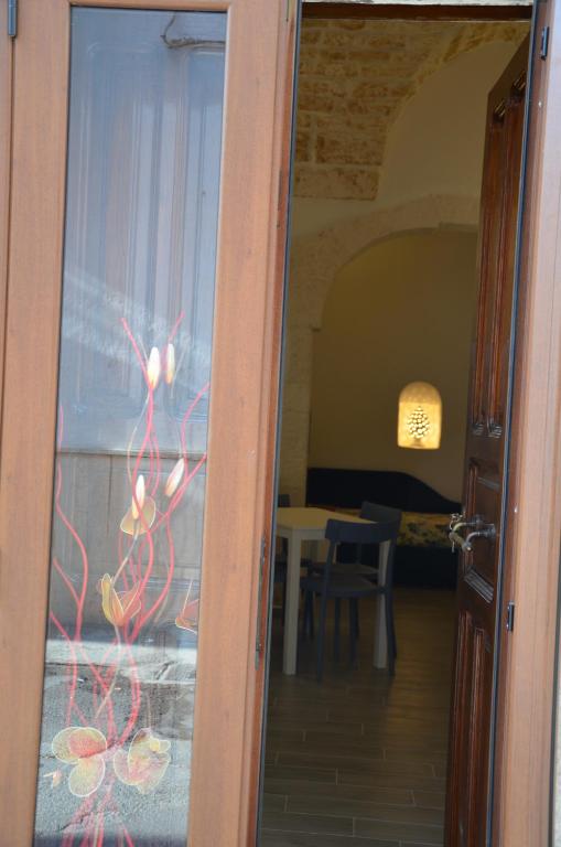 d'une porte ouverte avec vue sur la salle à manger. dans l'établissement LA CASETTA 2.0, à Ostuni