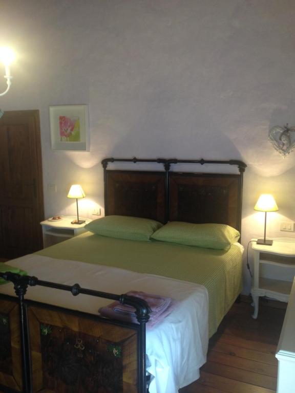 - une chambre avec un grand lit et deux lampes dans l'établissement Il Gallo Del Vicino, à Monte Urano