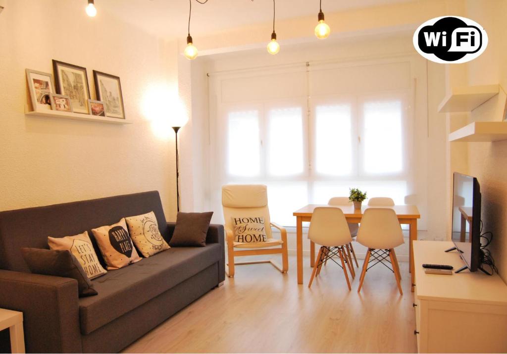 sala de estar con sofá, mesa y sillas en Apartamento Nordico , Cambrils Puerto con Parking en Cambrils