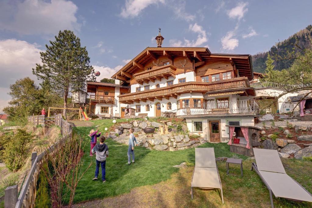 eine Gruppe von Menschen, die vor einem Haus stehen in der Unterkunft Landhaus Alpenjuwel in St. Johann im Pongau