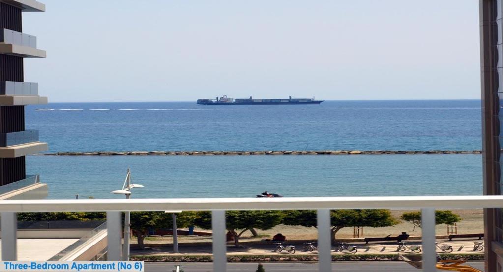 Een algemene foto of uitzicht op zee vanuit het appartement